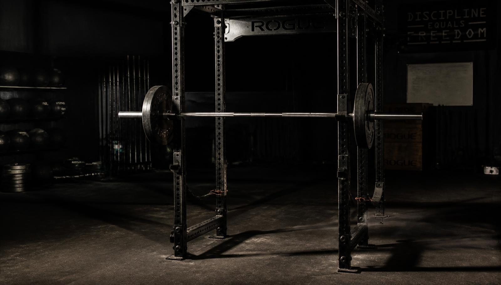 Sala de musculación con barra cargada